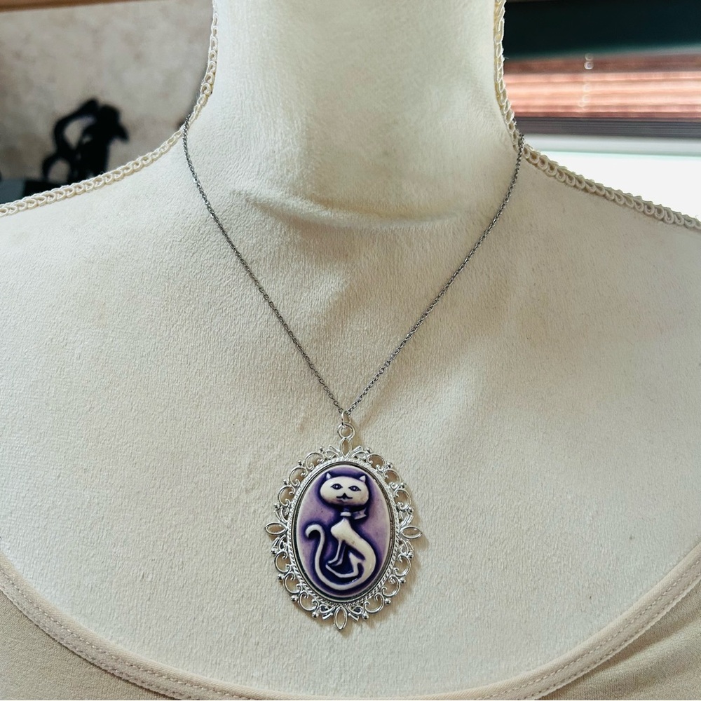 Handcrafted purple sitting pretty kitty cat cameo pendant on chain necklace - Picture 3 of 8